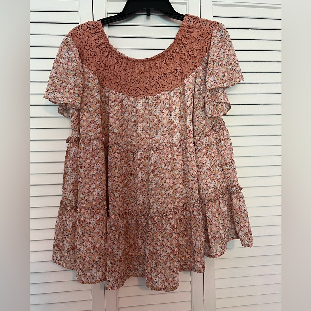 DAVI & DANI Brown Flutter Sleeve Tiered Blouse